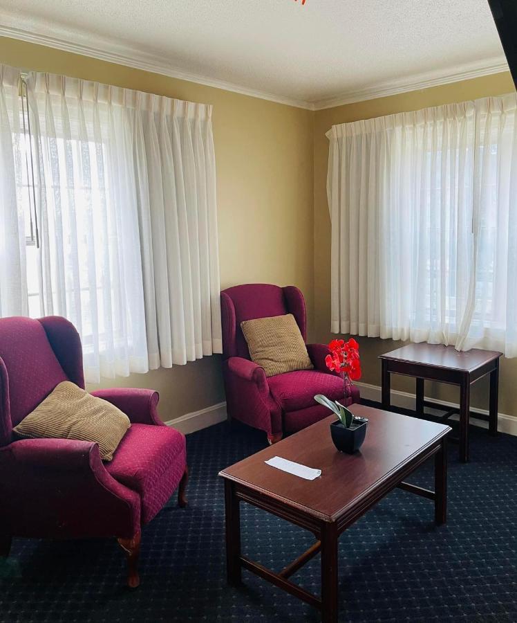 טופיקה Senate Suites Extended Stay Hotel מראה חיצוני תמונה