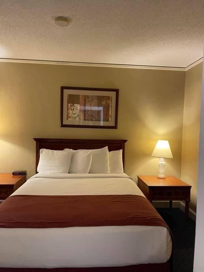 טופיקה Senate Suites Extended Stay Hotel מראה חיצוני תמונה