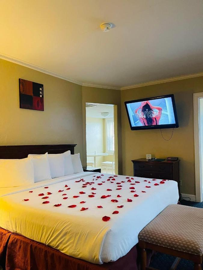 טופיקה Senate Suites Extended Stay Hotel מראה חיצוני תמונה