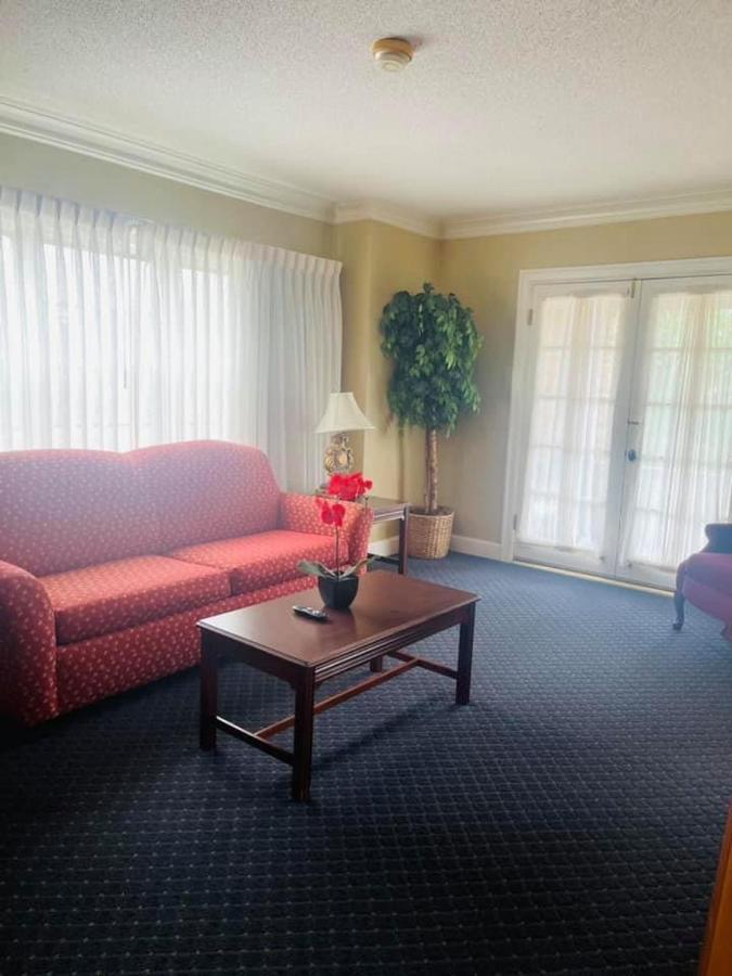 טופיקה Senate Suites Extended Stay Hotel מראה חיצוני תמונה