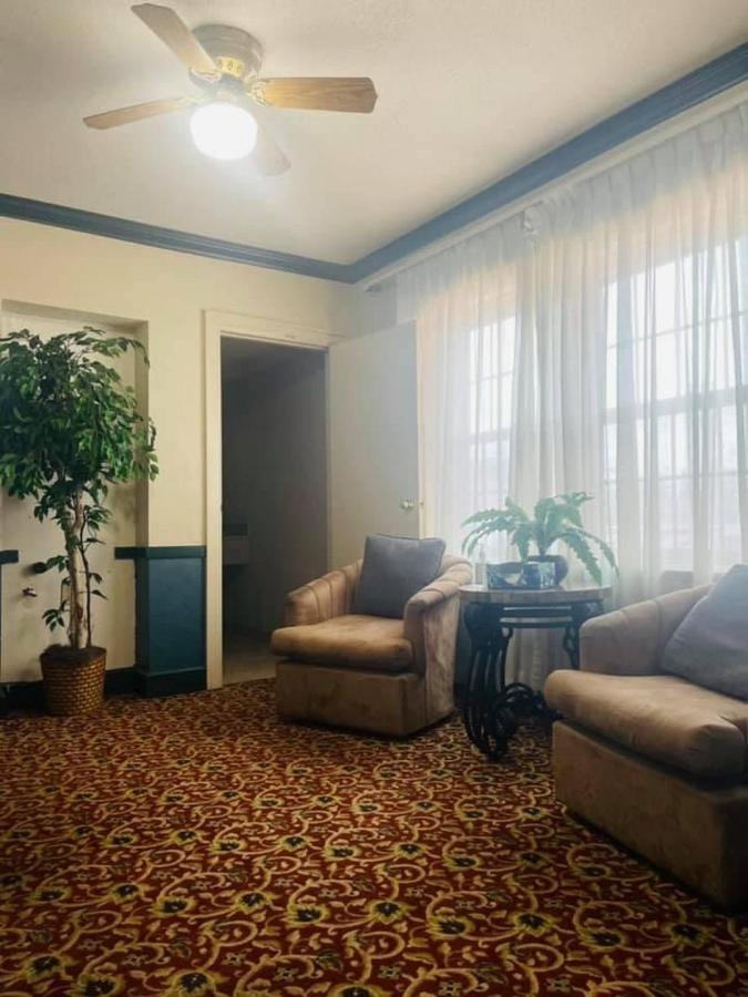 טופיקה Senate Suites Extended Stay Hotel מראה חיצוני תמונה