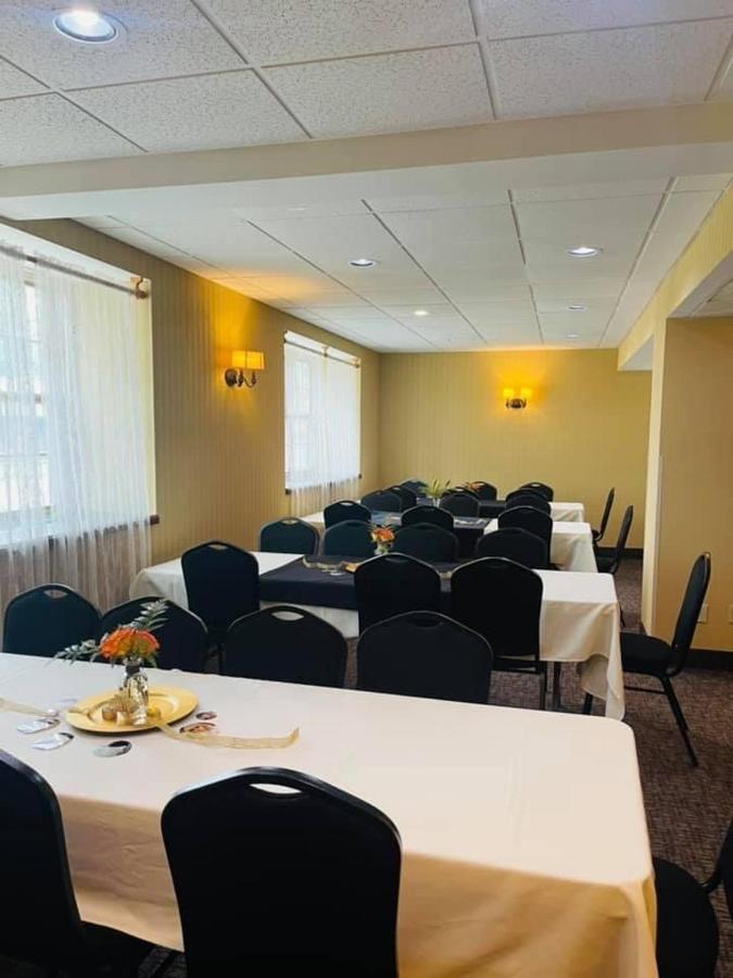 טופיקה Senate Suites Extended Stay Hotel מראה חיצוני תמונה