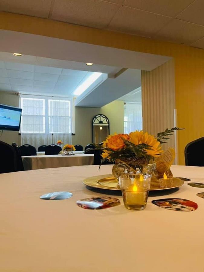 טופיקה Senate Suites Extended Stay Hotel מראה חיצוני תמונה