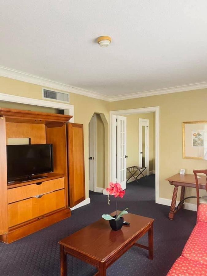 טופיקה Senate Suites Extended Stay Hotel מראה חיצוני תמונה