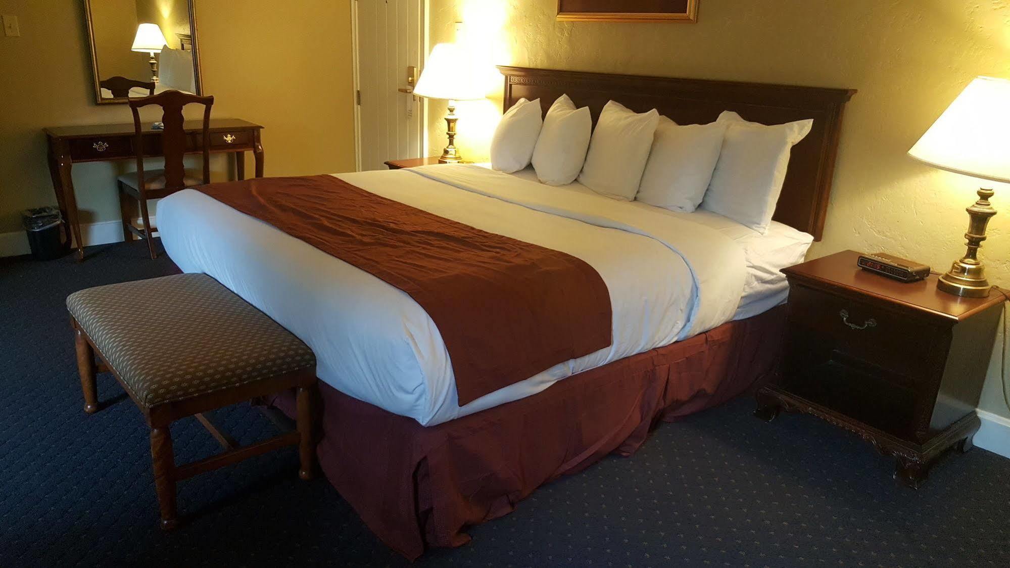 טופיקה Senate Suites Extended Stay Hotel מראה חיצוני תמונה
