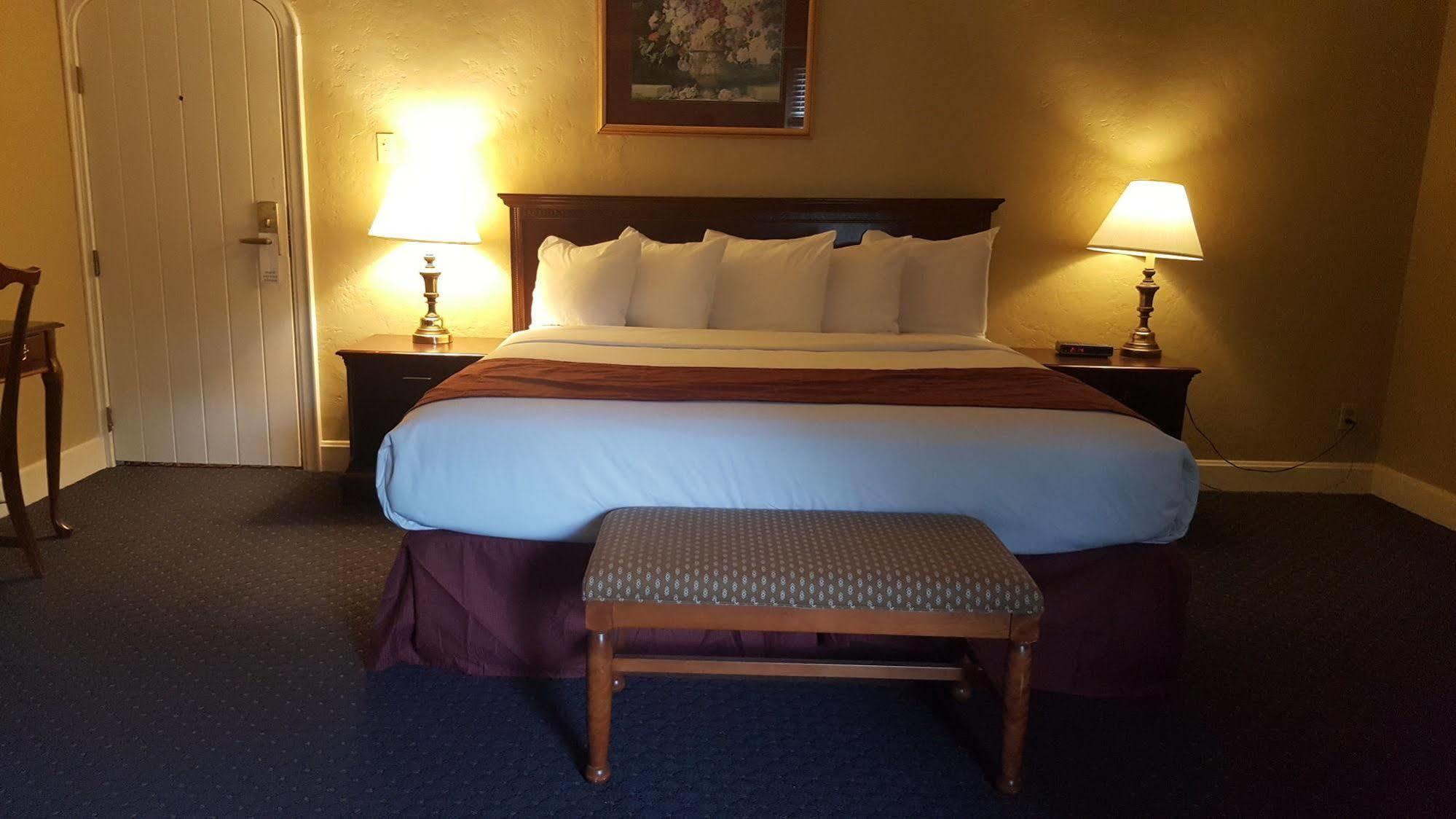 טופיקה Senate Suites Extended Stay Hotel מראה חיצוני תמונה